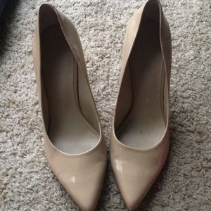 Point toe pumps